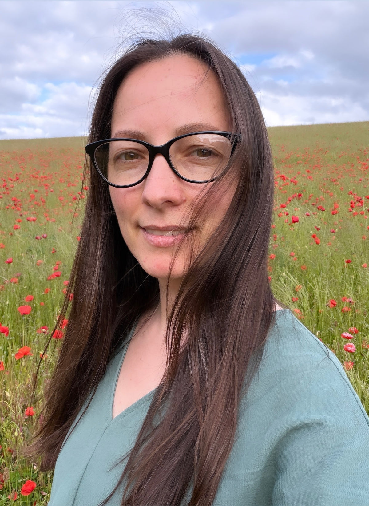 Hi, I’m Sofia, helping beginners understand watercolour, build confidence and paint with joy